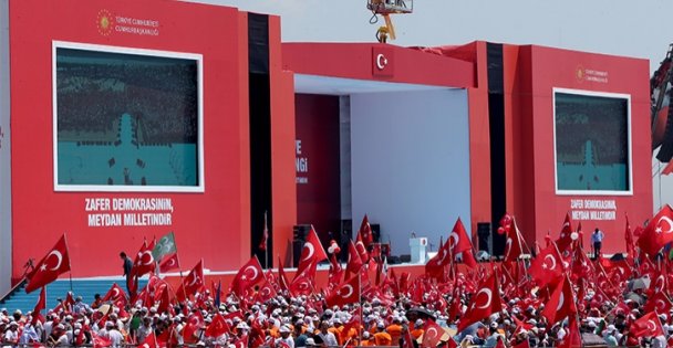 Kürsüden anons yapıldı: ”Türk bayrağı dışında…”