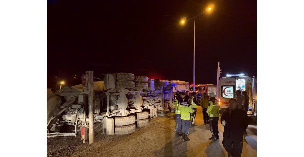 Kuzey Marmara Otoyolu girişinde beton mikseri devrildi: 2 yaralı