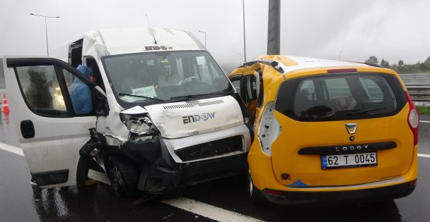 (VİDEOLU) Kuzey Marmara Otoyolu'nda İşçi Servisi İle Ticari Taksi Çarpıştı: 13 Yaralı