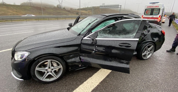 Kuzey Marmara Otoyolu'nda lüks otomobil tıra çarptı: 2'si ağır 3 yaralı