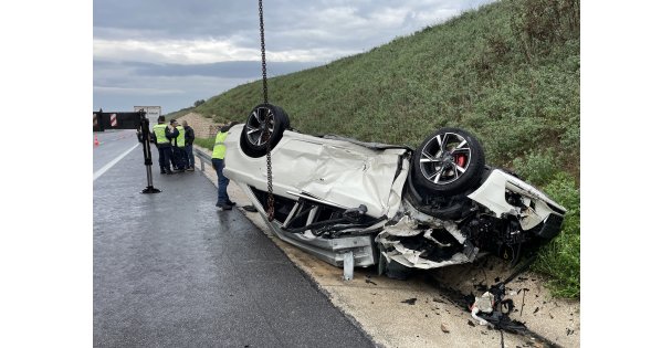 Kuzey Marmara Otoyolu'nda tıra arkadan çarpan otomobildeki 2 kişi yaralandı