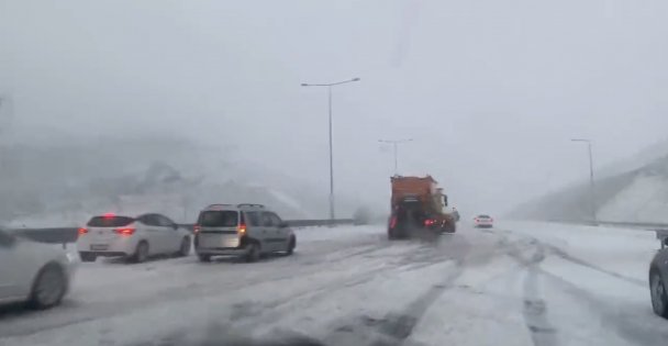 Kuzey Marmara otoyolunda yoğun kar yağışı