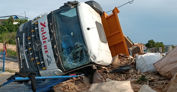 Lastiği Patlayan Hafriyat Kamyonu Başka Bir Araca Çarpıp Devrildi