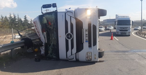 Levha Yüklü Tır Devrildi
