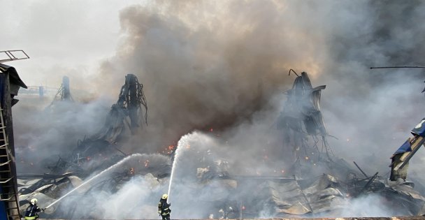 Lojistik Fabrikasının Deposunda Çıkan Yangın Devam Ediyor