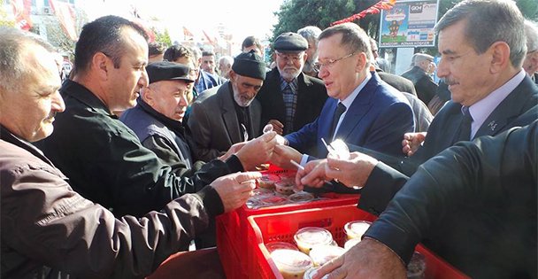 Lokma dağıttılar