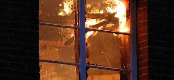 Madde bağımlıları evi ateşe verdi... Yaşlı kadın şimdi evsiz kaldı...