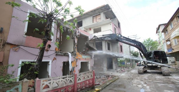 Marmara Depremi'nde Hasar Gören 2 Binanın Yıkımı Yapıldı