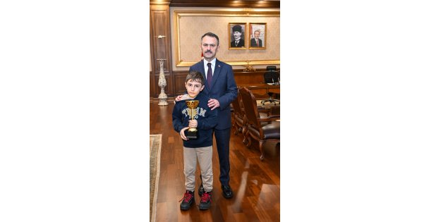 Matematik ve Satranç Turnuvalarında Birincilik Elde Eden Hasan Kemal'den Vali İlhami Aktaş'a Ziyaret