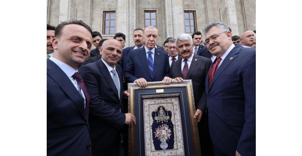 Merkezde üretilen ilk Hereke halısı Cumhurbaşkanı Erdoğana hediye edildi