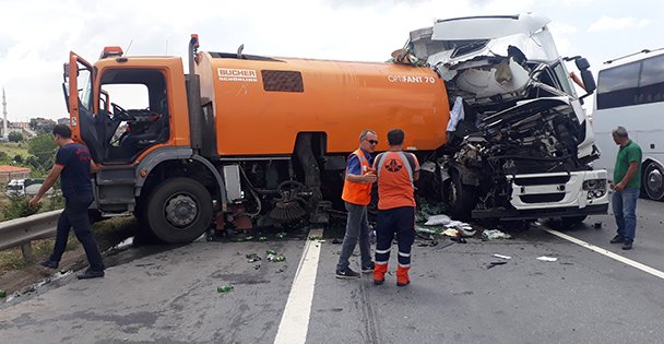 Meşrubat Yüklü Tır Temizlik Aracına Çarptı: 1 Yaralı