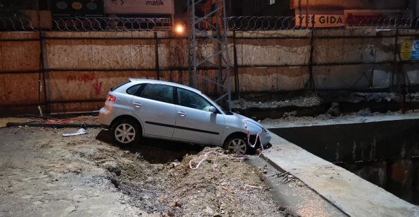 Metro Şantiyesinde Betona Çarpan Otomobildeki 2 Kişi Yaralandı