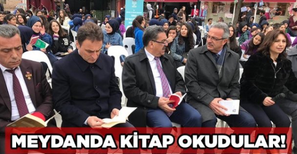 Meydanda kitap okudular!