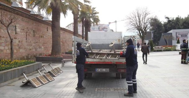 Meydandan Banklar Toplanıyor