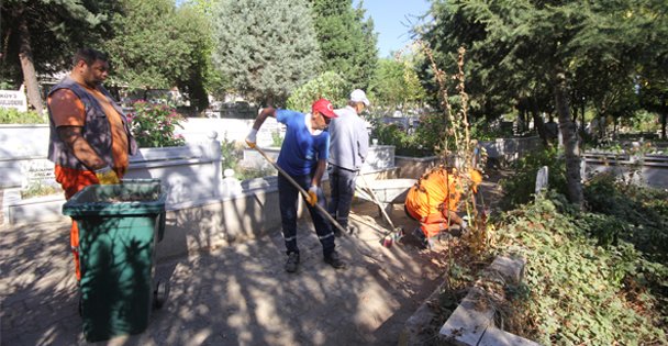 Mezarlık ve ibadethanelerde bayram hazırlığı