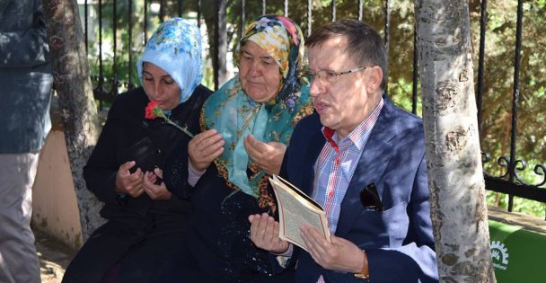 MHP Gebze şehitliğine gitti