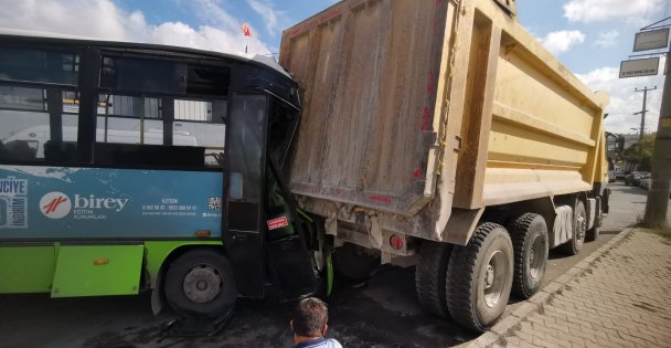 Midibüs Kamyona Çarptı: 1 Yaralı