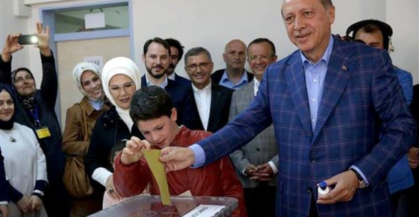 Milletimiz Tercihini Yaparak Geleceğe Yürüyecektir