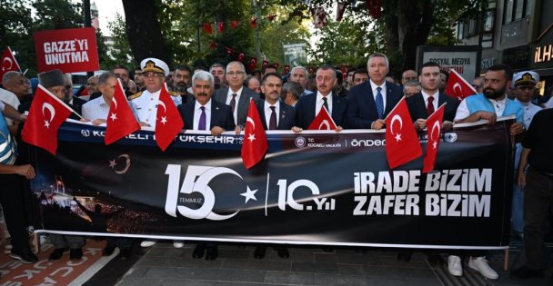 Milletin Zaferinin 10. Yıl Dönümünde Kocaelili Vatandaşlar Protokolle Birlikte 15 Temmuz Milli Birlik Yürüyüşü Gerçekleştirdiler