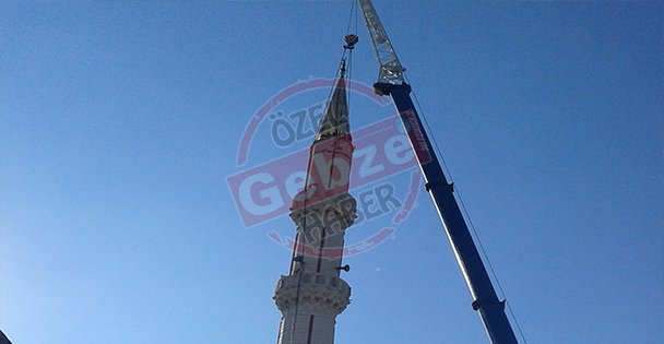 Minareyi vinç tutuyor!