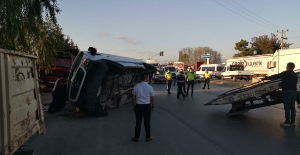 Minibüs devrildi; 3 yaralı