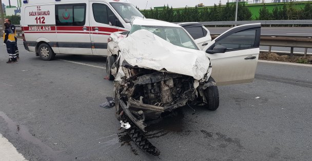 Mnibüse çarpan otomobilin sürücüsü ağır yaralandı