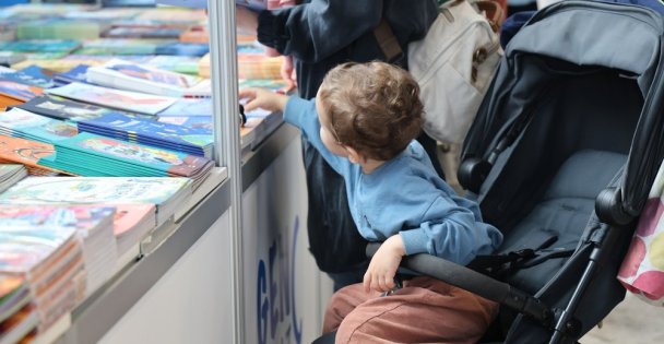 Minik eller bu fuarda ilk kitaplarını seçti