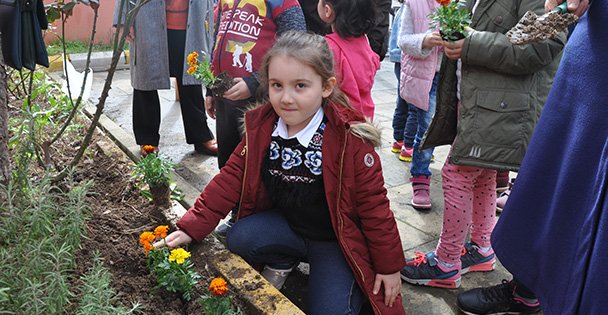 Minik öğrenciler çiçek dikti