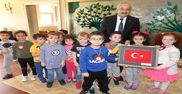 Minik öğrencilerden Başkan'a Sürpriz ziyaret