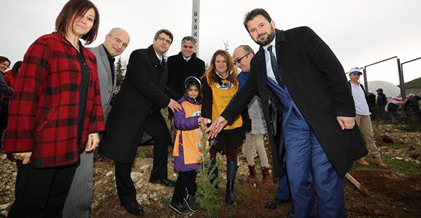 Minik TEMA gönüllüleri İZAYDAŞ'ta fidan dikti
