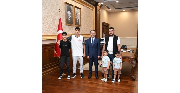 Minikler Türkiye Şampiyonu Ali Osman Can, Vali İlhami Aktaş'ı Ziyaret Etti