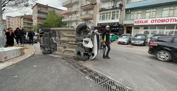 MOBESE trafosuna çarpan otomobil devrildi