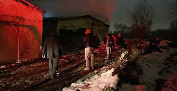 Mobilya fabrikasının sünger deposu alevlere teslim oldu