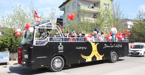 Moral Otobüsü Darıcalı çocukları eğlendirdi