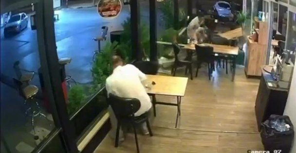 Motosiklet lokantada oturan müşteriye çarptı