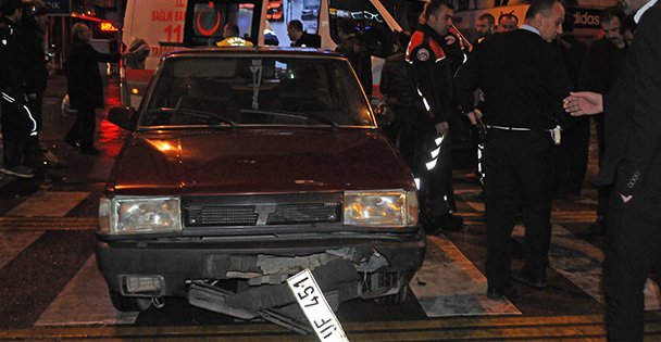 Motosiklet otomobille çarpıştı 1 kişi yaralandı