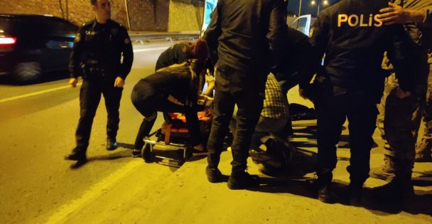 Motosikletiyle kaldırıma çarpan genç yola savruldu