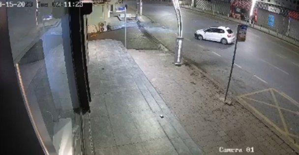 Motosikletle çarpışan otomobilin kaçtığı kaza kamerada