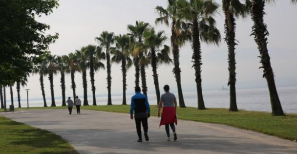 Mutlu şehrin sakinleri parklarda eğleniyor.
