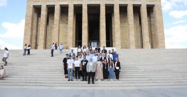 Muzaffer Bıyık, zaferin 100. Yılında gençlerle Anıtkabir'de