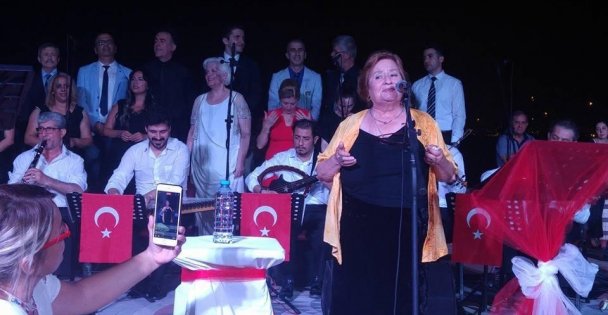 Müziğe Olan Aşkı Yaş Tanımadı, 70'inde Sahnelere Çıktı