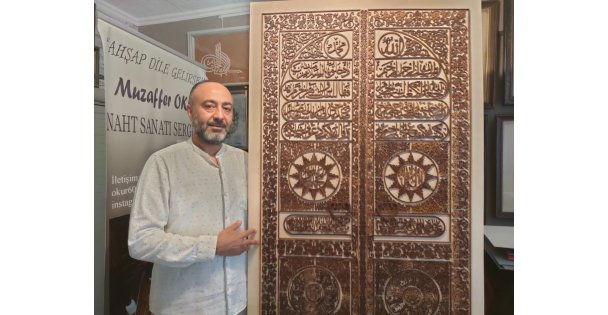 Naht Sanatkarı Kabe'nin Altın Kapısını Tabloya Nakşetti
