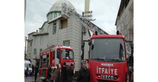 Namaz sonrası cami yangını panik yarattı!