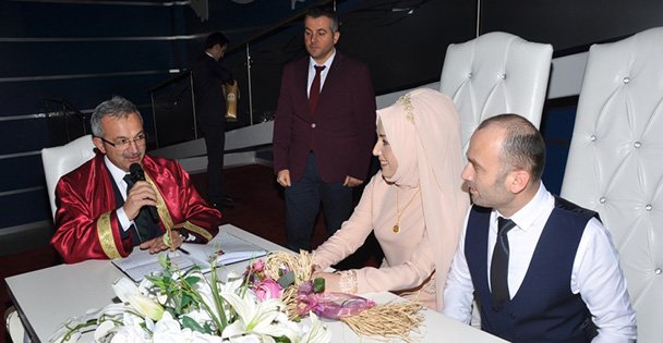 Nikahlarını Başkan Köşker kıydı