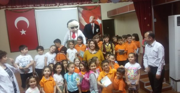 Nurgül Ateş öğrencilerle
