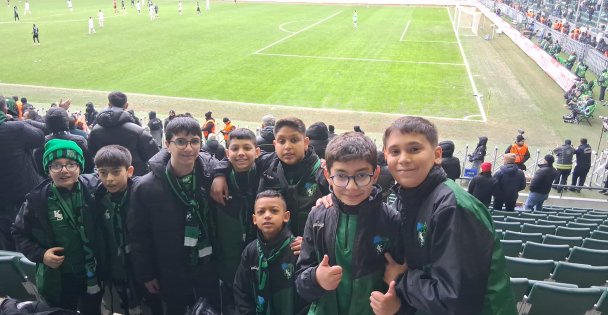 O çocuklar maçta yerlerini aldı