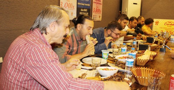 Ödüllü Cağ Kebabı Yeme Yarışması'nda Zorlandılar
