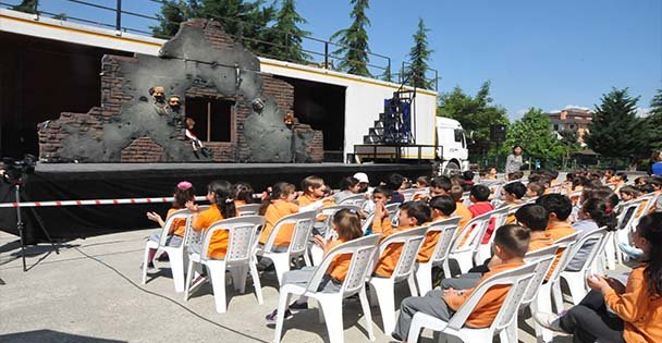 Öğrenciler açık hava tiyatrosuyla buluşuyor