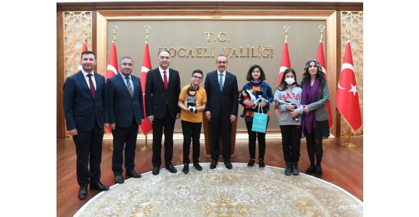 Öğrencilerden Valiye Hediye