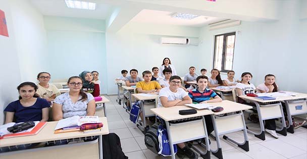 Öğrencilerini Geleceğe Hazırlıyor